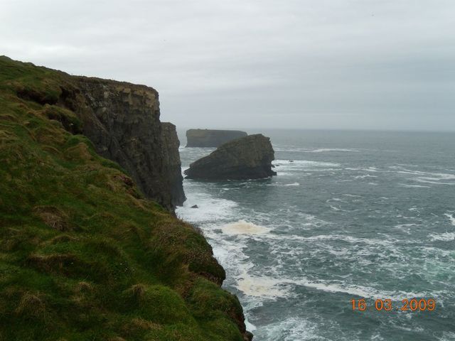 klify w Kilkee, IRLANDIA