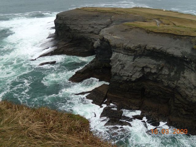 klify w Kilkee, IRLANDIA