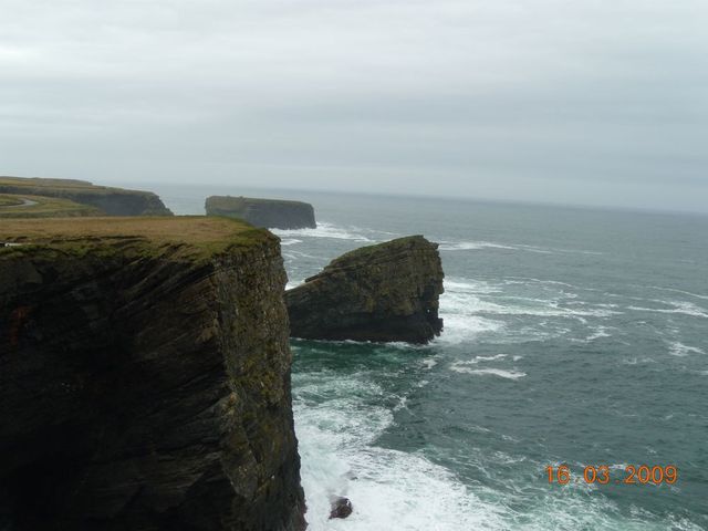 klify w Kilkee, IRLANDIA