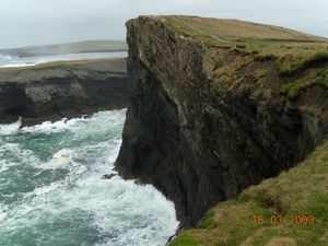 klify w Kilkee, IRLANDIA