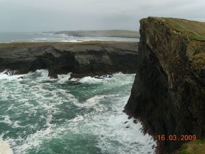 klify w Kilkee, IRLANDIA