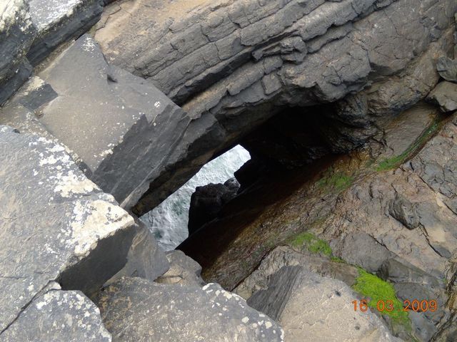 klify w Kilkee, IRLANDIA