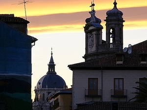 Madryt zachód słońca nad bazyliką San Miguel i katedrą