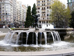 Madryt fontanna na Plaza Espana widok od zachodu