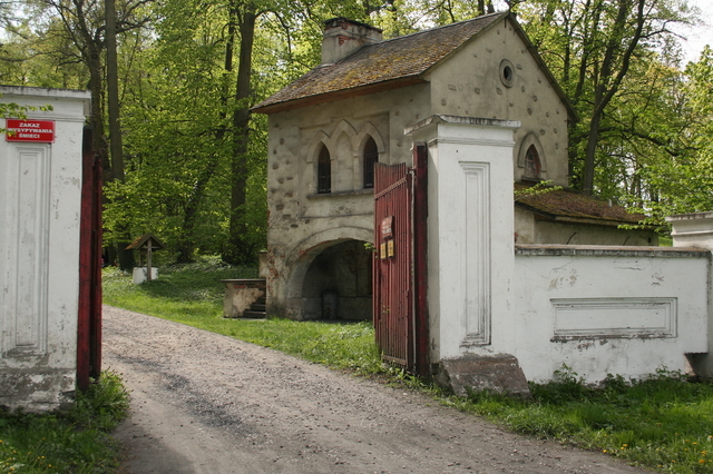 Wejście do dawnego majątku Klemensów