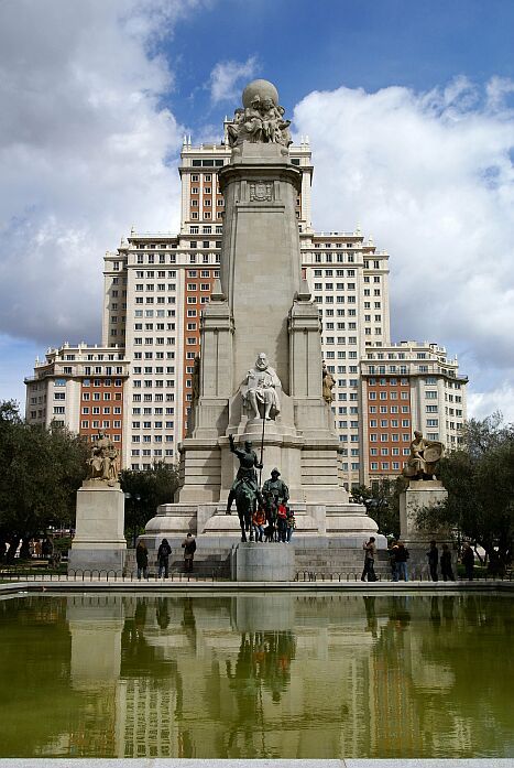 Madryt Plaza Espana pomnik Cervantesa