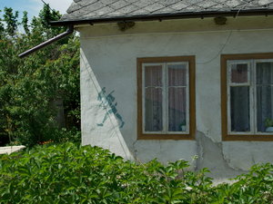 Koziołkowe graffiti na domu w Pacanowie