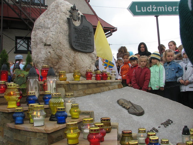 Pamiatkowy obelisk w maruszynie  foto jan krolczyk