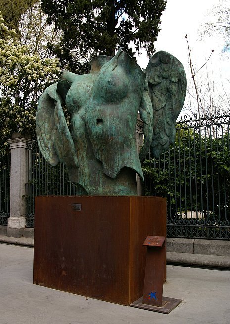 Madryt rzeźba Igora Mitoraja na Paseo del Prado