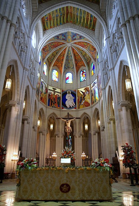 Madryt katedra widok ołtarza i prezbiterium