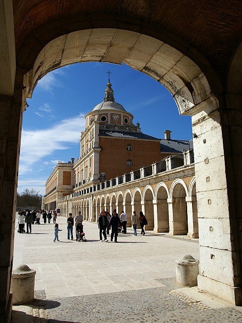 Aranjuez widok na pałac z podcieni