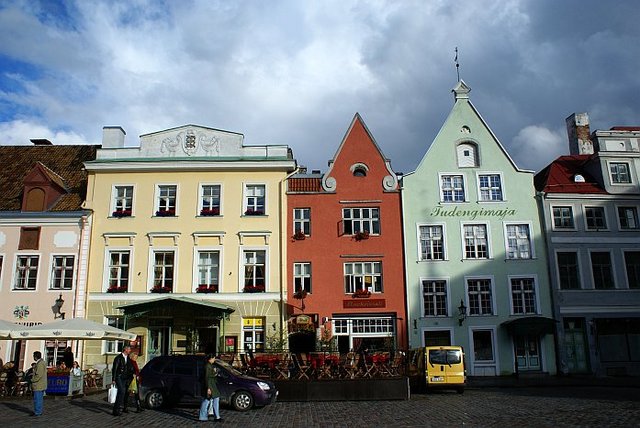 Tallinn rynek kolorowe kamienice