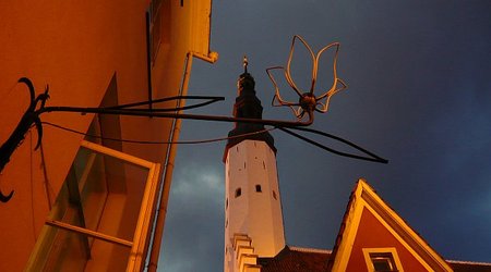 Tallinn wieża kościoła św. Ducha nocą