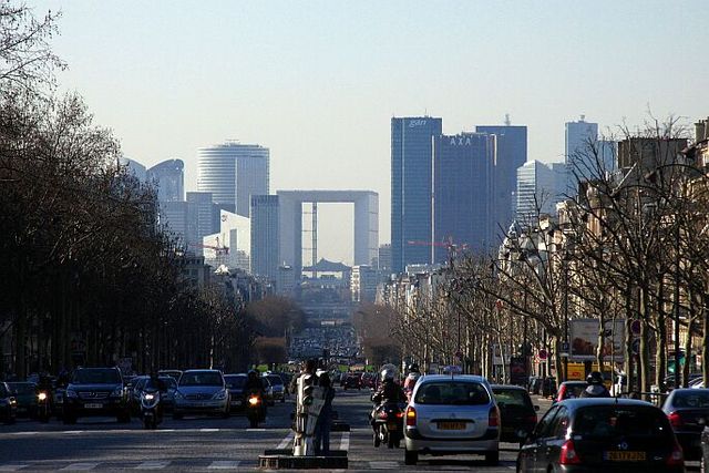 Paryż Champs Elysees widok w stronę La Defense