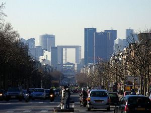 Paryż Champs Elysees widok w stronę La Defense