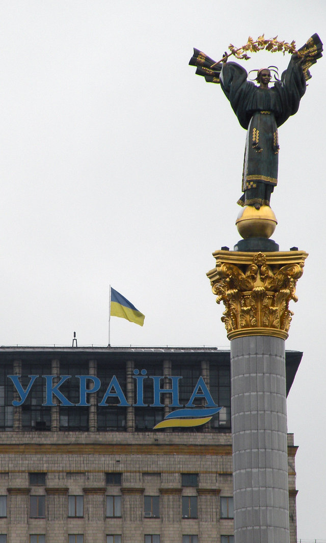 Pomnik Niepodległości, w tle hotel Ukraina