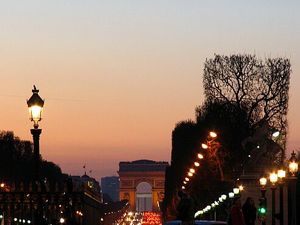 Paryż Champs Elysees nocą
