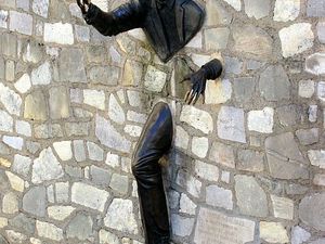 Paryż Montrmartre rzeźba Jeana Marais