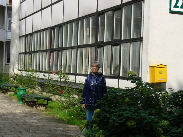 Małżonka przed sanatorium Dainawa w Druskiennikach