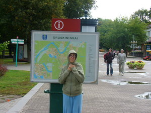 Halinka przed mapą Druskiennik.
