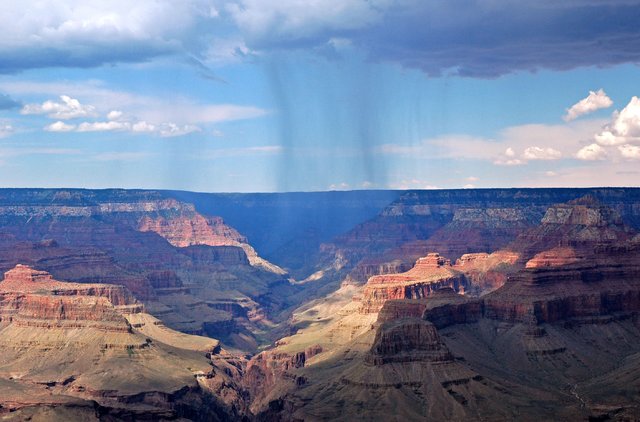 Przelotny deszczyk nad Grand Canyon