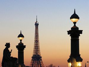 Paryż plac Concorde i wieża Eiffla nocą