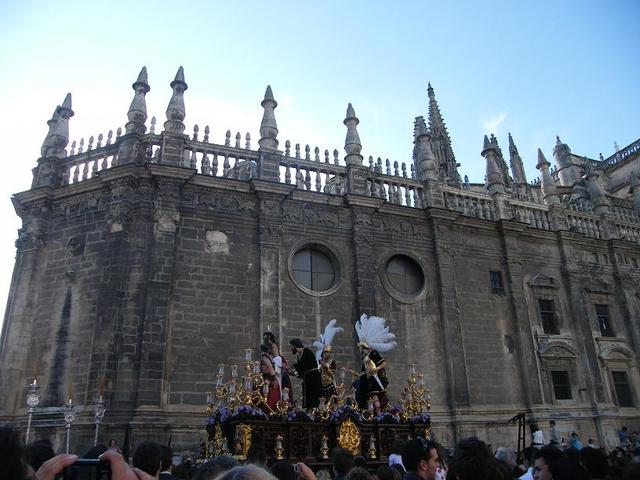 Paso na tle katedry w Sevilli