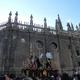 Paso na tle katedry w Sevilli