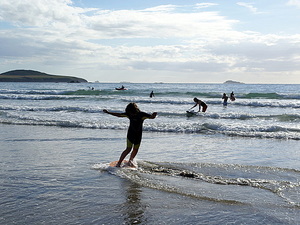 Surfing na walijskiej plaży