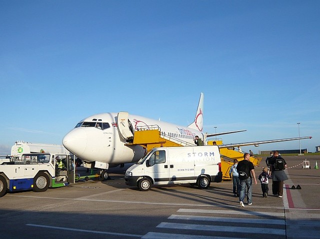 Cardiff B737-300 bmibaby na lotnisku