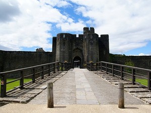 Caerphilly widok na głowną bramę zamku 