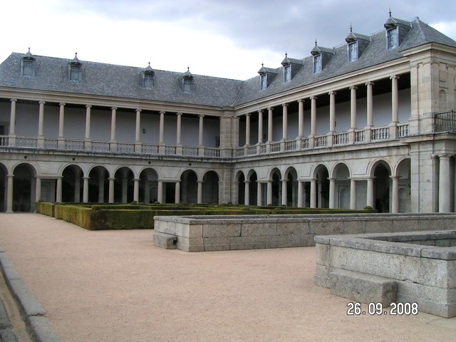 jeden z boków narożnych pałacu