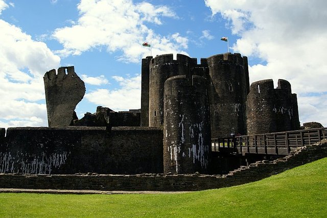 Caerphilly widok na wejście zamku i krzywą wieżę