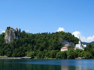 Bled kościół i zamek nad jeziorem