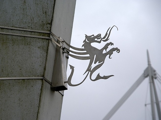 Cardiff smok walijski przy ścianie stadionu