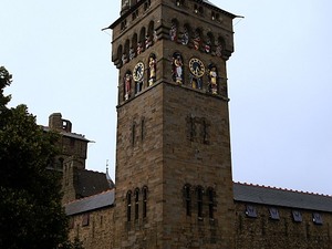Cardiff mury zamku i wieża zegarowa widziane z zewnątrz