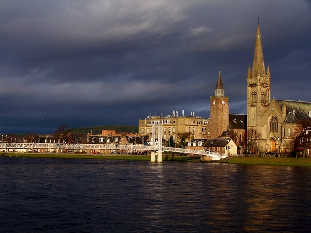 Inverness ( w głębi Old High Church,bliżej Free North Church