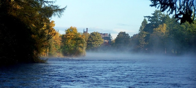 widok z parku na zamek w Inverness