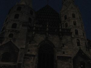 katedra nocą