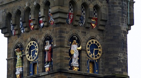 Cardiff zamek herby i figury na wieży zegarowej