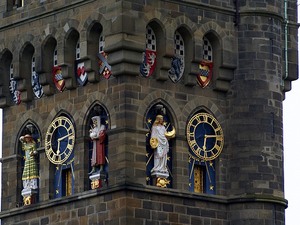 Cardiff zamek herby i figury na wieży zegarowej