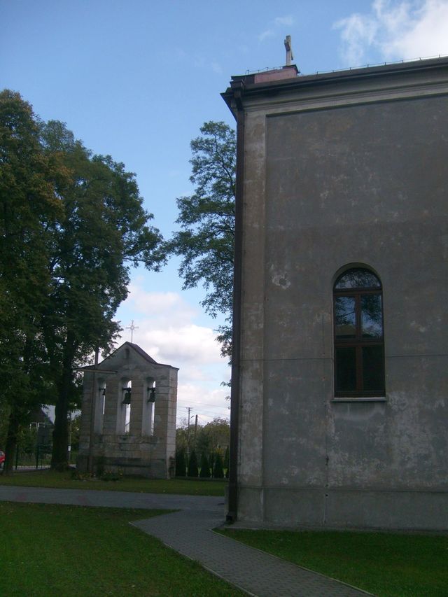 Kościół z dzwonnicą