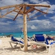 przy-hotelowy parasol i leżaki / Playa del Carmen