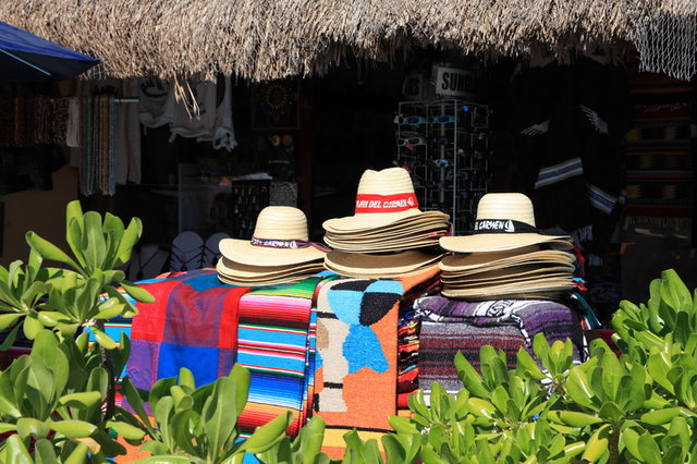 kapelusze na straganie w Playa del Carmen