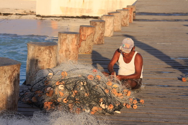 rybak naprawiający sieci w Puerto Morelos