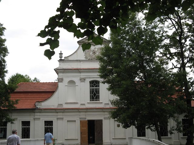 Wejście do kościoła "na wyspie"