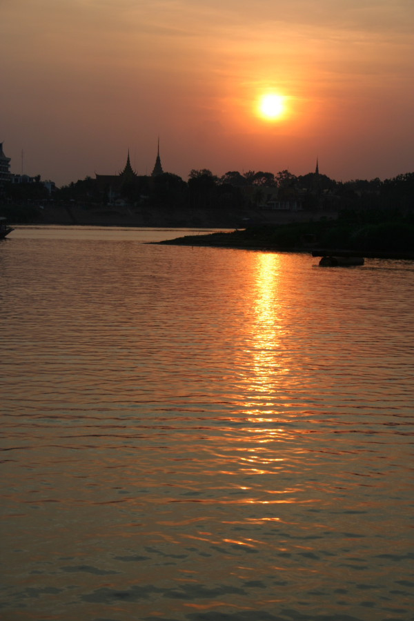 Zachód słońca nad Phnom Penh