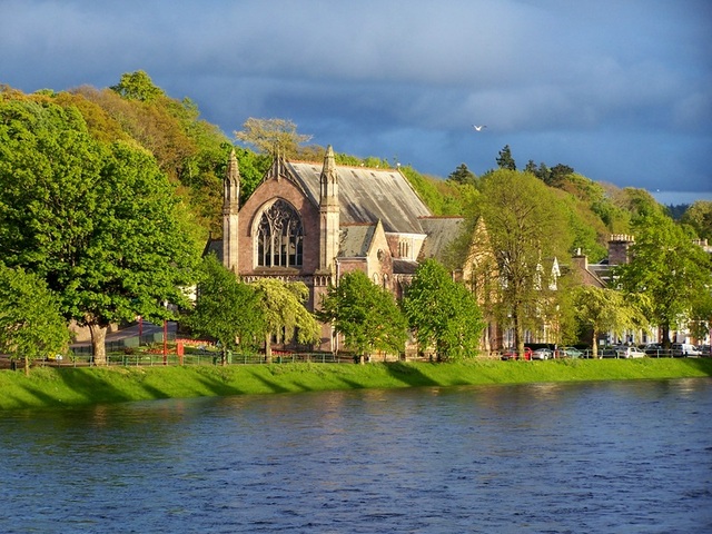 Ness Bank Church w Inverness i rzeka Ness