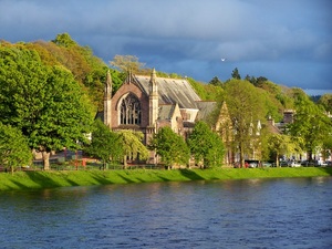 Ness Bank Church w Inverness i rzeka Ness