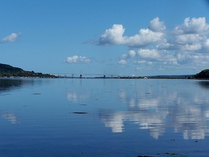 widok z Bunchrew na Kessock Bridge